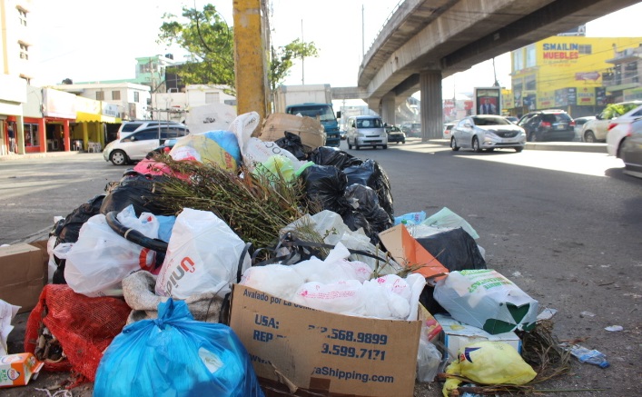 Cúmulos de basura en la avenida Hermanas Mirabal Villa Mella.(Foto externa)
