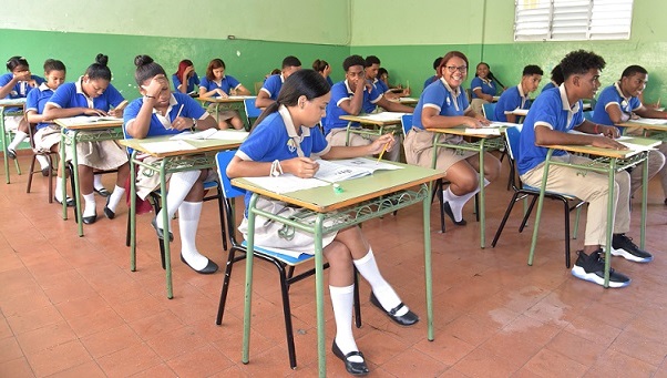 Estudiantes examinándose pruebas nacionales.(Foto externa)