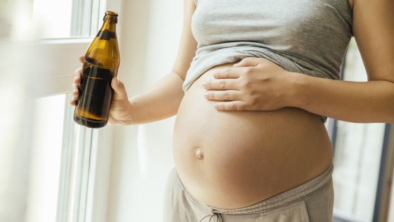 Embarazada consume alcohol.