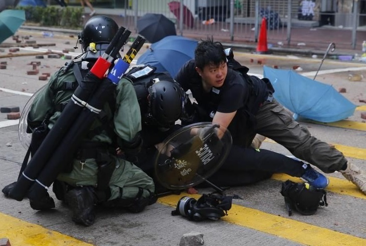Policías de Hong Kong.(Foto EFE/EPA/FAZRY ISMAIL)