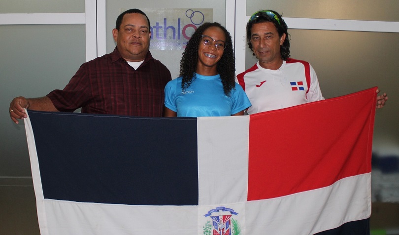 Franklin de la Cruz, presidente de la Fedotri, la triatleta Camila Romero y el entrenador Alfonso González.