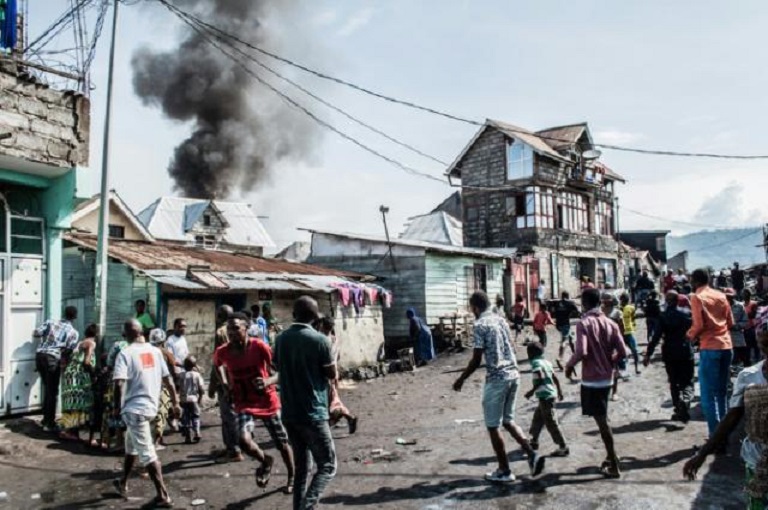 Habitantes de Goma reaccionan ante la caída de un pequeño avión sobre un barrio de la ciudad oriental de la RDC.
