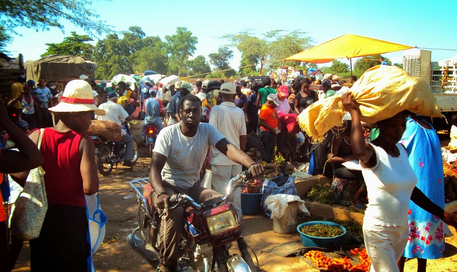 Haitianos acuden al mercado de Pedernales.