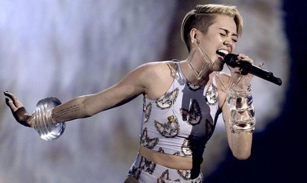 Miley Cyrus se opera cuerdas vocales.