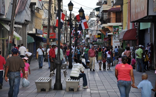 Personas caminan por calles Zona Colonial.