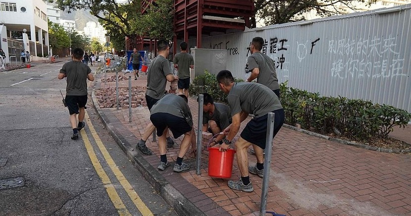 Soldados chinos retiran escombros en Hong Kong.