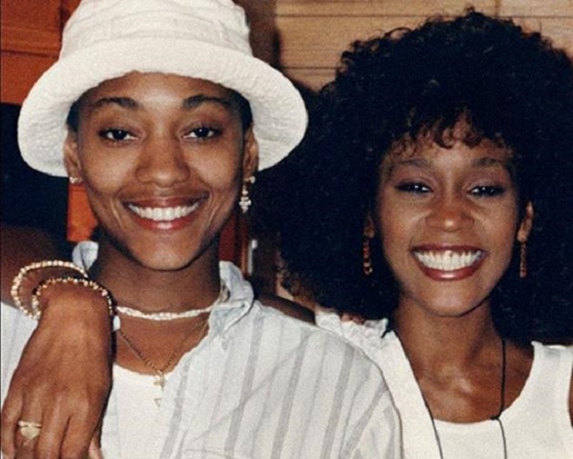 Amiga de Whitney Houston dice mantuvieron una relación sentimental.
