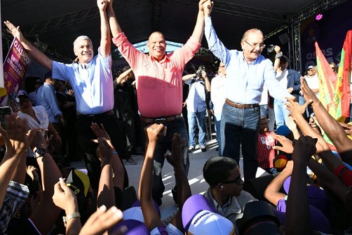 Danilo Medina junto a Gonzalo Castillo y Carlos Guamán en acto de juramentación de candidatos. (Foto externa)