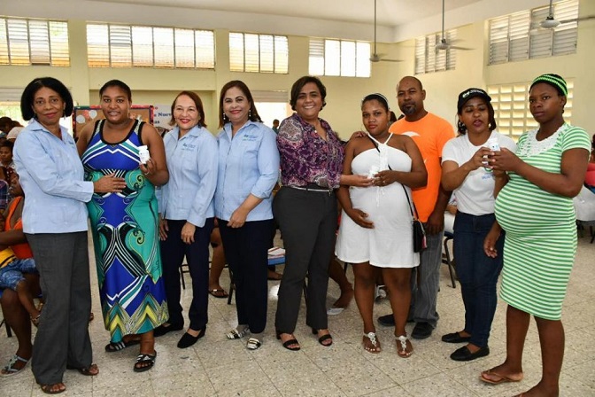 Ministerio Salud Pública continúa seguimiento a embarazadas entrega suplementos vitamínicos en varios sectores de Santo Domingo .(Foto externa)