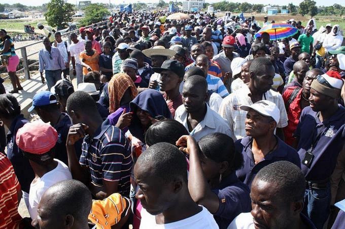 Los haitiano durante anuncio del aumento salarial.(Foto efe)