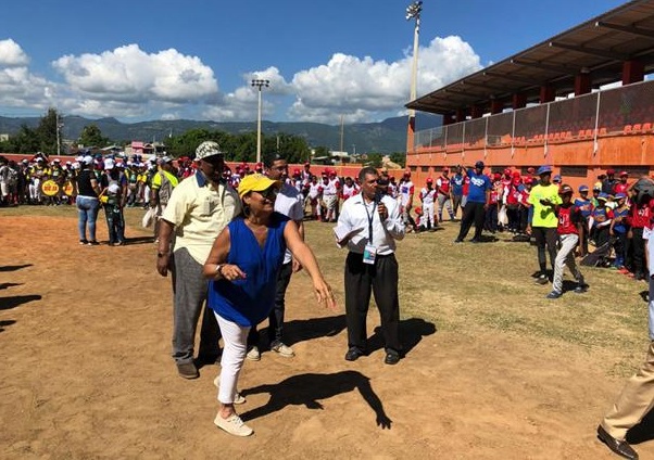 Miguelina Chalas realiza el lanzamiento de la primera bola.(Foto externa)