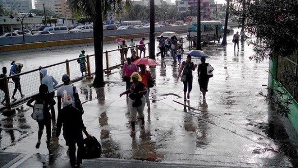 Personas caminado en medio de la lluvia.(Foto externa)