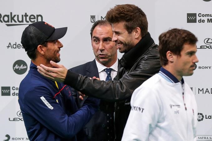 Madrid, Gerard Piqué saluda al tenista venezolano Ricardo Rodríguez junto al director de la Davis Cup, Albert Costa.(Foto externa)