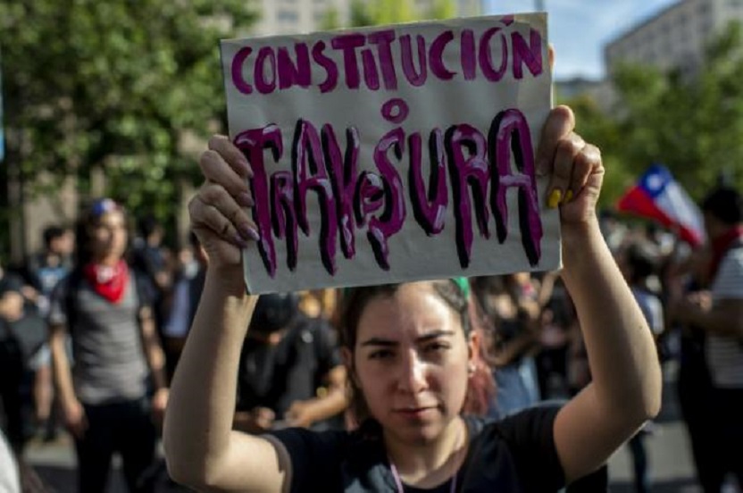 Una manifestante pide una nueva Constitución en Chile el 31 de octubre de 2019 en Santiago.