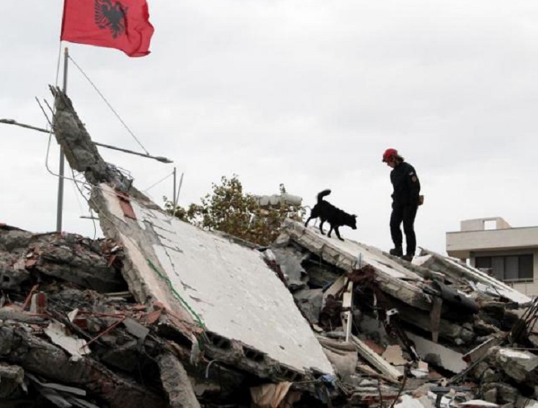 Un miembro del equipo de búsqueda y rescate de Croacia busca entre los escombros de un edificio después de un terremoto en Durres, Albania. (Foto: EFE/ Malton Dibra)