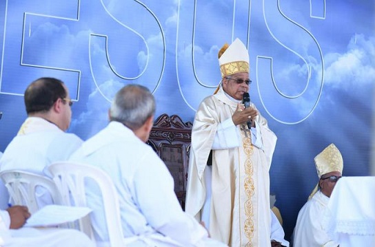 El arzobispo Francisco Ozoria presidió una eucaristía. (Foto Raul Asencio LD)