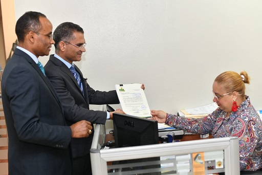 Presidente del Partido de Acción Liberal entregando documentos ante la JCE.(Foto externa)