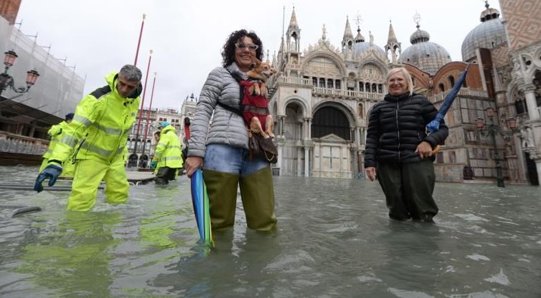 Personas en Venecia con el agua al cuello.(Foto EFE/EPA/Andrea Merola)