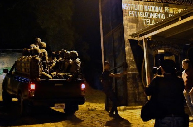 Soldados del ejército hondureño llegan al centro penitenciario de Tela en el municipio de Atlantida, Honduras.(Foto externa)