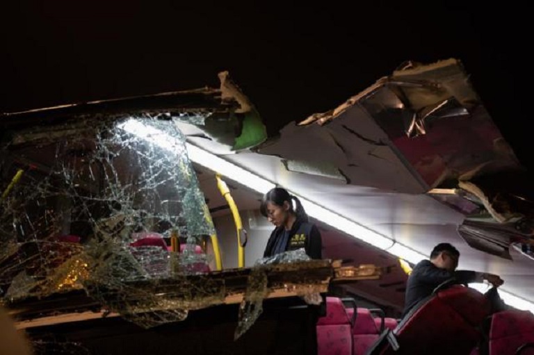 Al menos 6 muertos y más de 30 heridos tras un accidente de autobús en Hong Kong. (EFE/EPA/Jerome Favre)