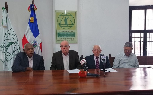 Academia de Ciencias de la República Dominicana y comunitarios en rueda de prensa en denuncia de incendio del vertedero de Jarabacoa.(Foto externa)