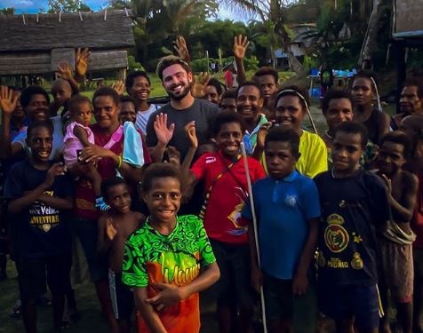 Actor Zac Efron se recupera tras visita Papúa Nueva Guinea.
