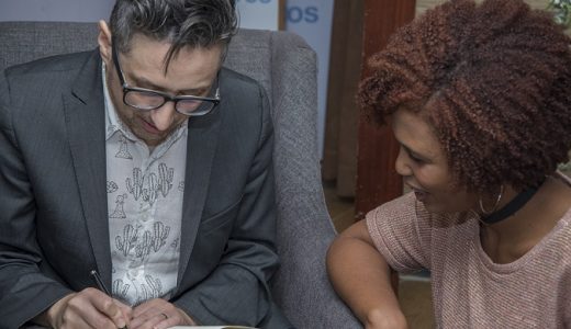  El autor Patricio Pron firma su libro a una asistente al acto. (Foto: externa)