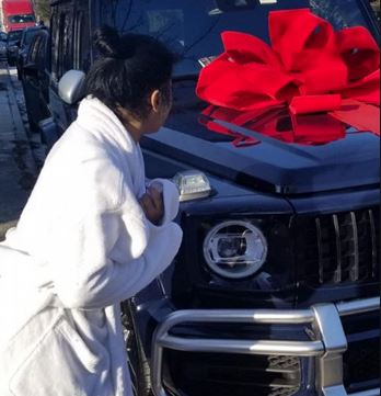 Cardi B le regala vehículo a su hermana por su cumpleaños.