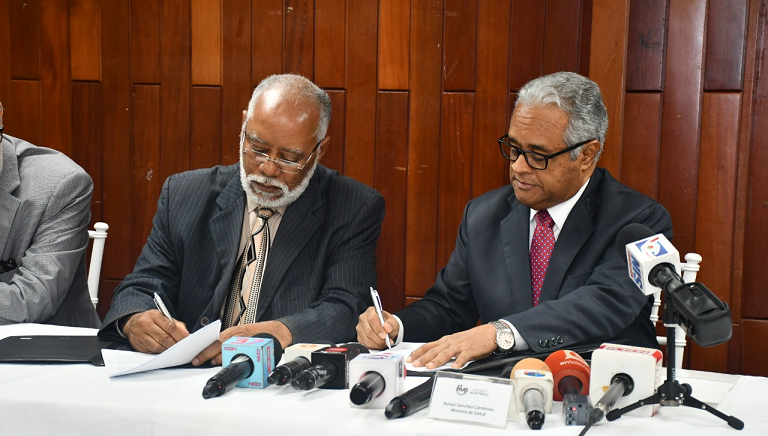 Ministro de Salud Pública y el director del Colegido Medico Dominicano en la firma de acuerdo de colaboración.(Foto externa)