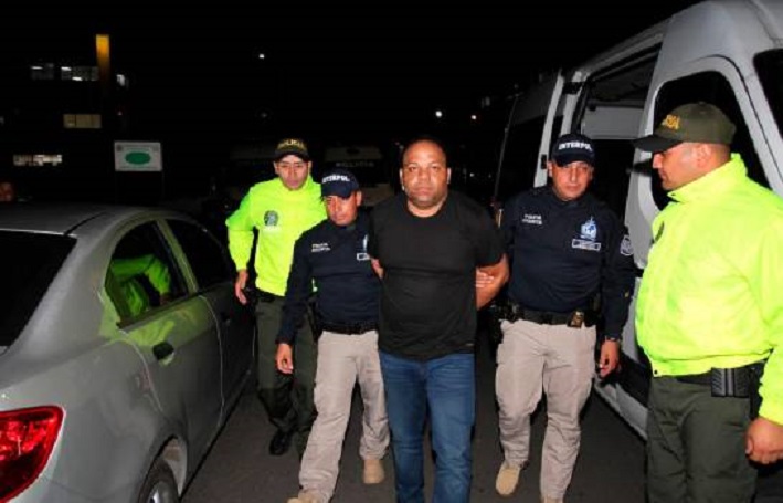 César Emilio Peralta cuando fue trasladado por la Policía a Bogotá.