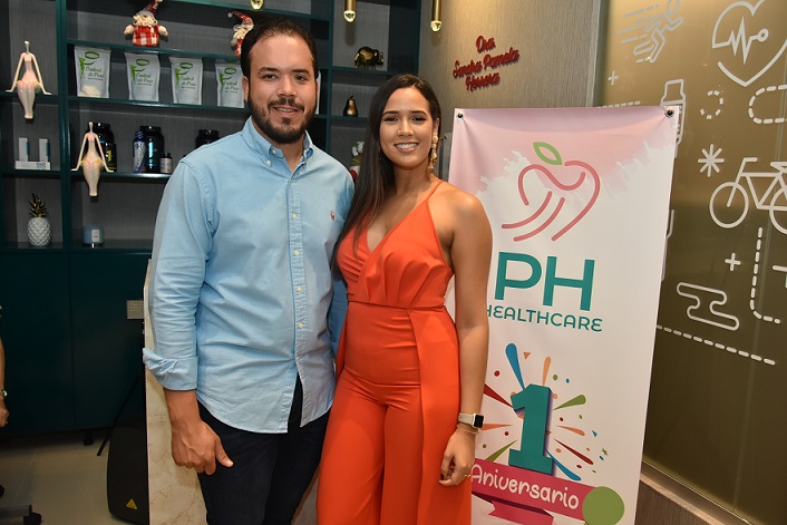 Roberto Rosario y Sandra Herrera durante la celebración del primer aniversario de Health Care .(Foto: externa)