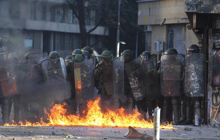 Despliegan policías en zona cero de protestas en Chile.