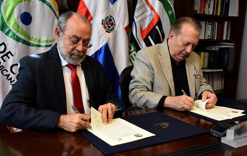 Ministro de Cultura, Eduardo Selman, y el director de la Oficina para el Reordenamiento del Trasporte Manuel Antonio Saleta, durante la firma del convenio.(Foto externa)