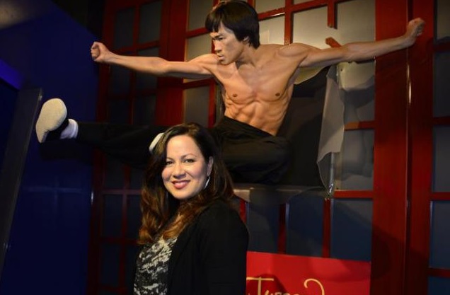 Imagen de archivo de la hija de la leyenda de las artes marciales y actor Bruce Lee, Shannon Lee, posando junto a una figura de cera de su padre en el Museo de Cera de Madame Tussauds in Hollywood (EE.UU.).(Foto: Michael Nelson archivo EFE)