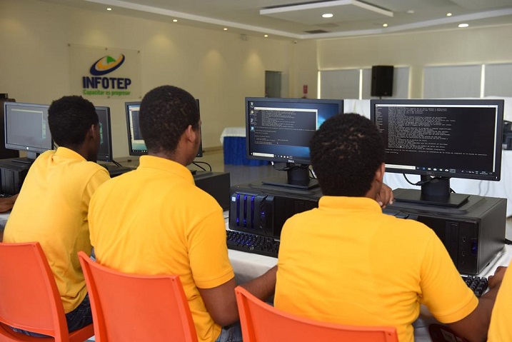 Estudiantes de capacitación cibernética en el IFOTEP.(Foto externa)