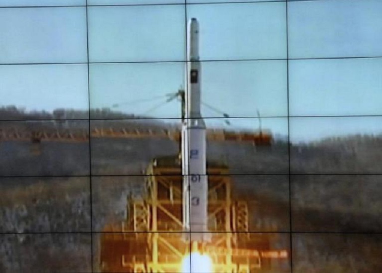 Retransmisión del lanzamiento de un cohete de largo alcance norcoreano desde el Centro Espacial Sohae en el condado de Cholsan, Corea del Norte. (Foto: EFE/YONHAP)