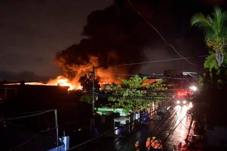 Incendio afecta empresa distribuidora combustible en SDO.