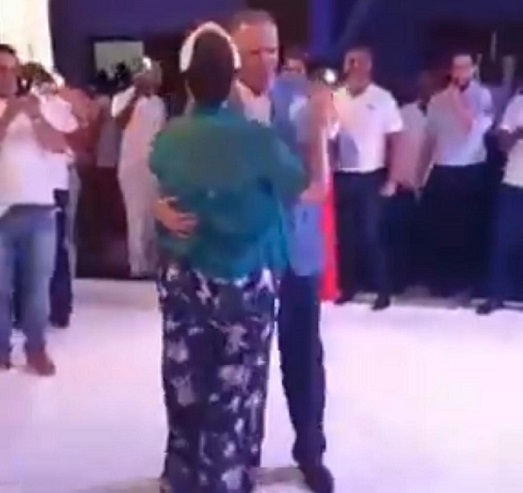 Vicepresidente Cedeño y ministro Peralta bailan.