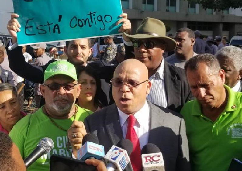 El periodista Marino Zapate ofrece declaraciones a su salida de la Fiscalía del Distrito Nacional.