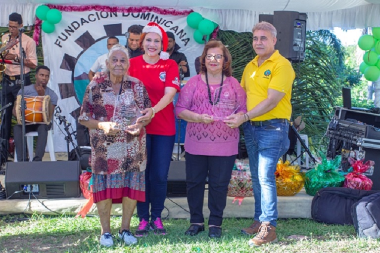 La diseñadora Marisol Henríquez y el General Miguel Angel Cordero entregan un reconocimiento a la maestra del diseño Mercy Jacquez y Berta Sánchez Capellán.