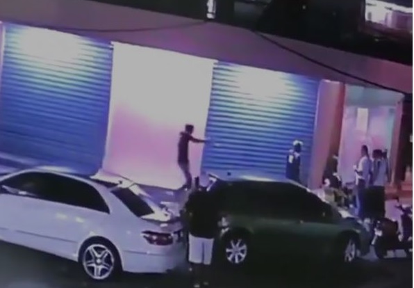 Imagen del video de una cámara de seguridad, muestra como un hombre disparaba a otro en el Ensanche Luperón.(Foto: eXtradigital.com.do)