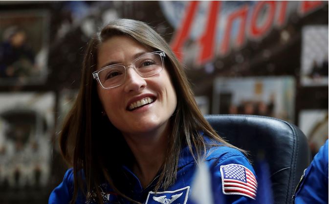 La astronauta estadounidense de la NASA Christina Koch se convirtió hoy en la mujer que más tiempo ha estado en el espacio, 289 días consecutivos, y estableció así un nuevo récord histórico.(Foto: EFE/ Sergei Ilnitsky)