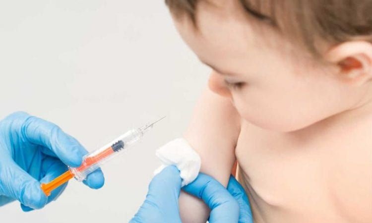 Vacunan a un niño.(Foto externa)