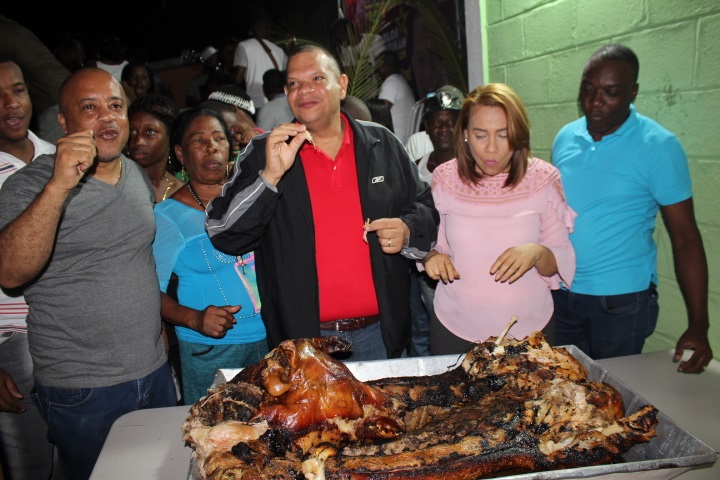Regidor de Mata Los Ideos realiza cena navideña junto a Carlos Guzmán.(Foto externa)