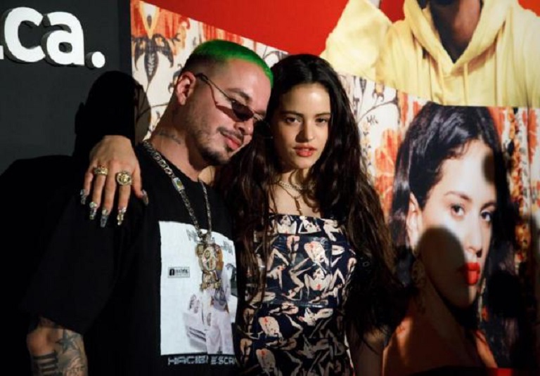 Rosalía posa con el cantante colombiano J Balvin durante el YouTube Music: Latin Music Press Brunch, en Las Vegas, Nevada (EE. UU.). (Foto: EFE/ Eugene Garcia)