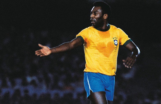 Subastan última camiseta de Pelé utilizada con Brasil.