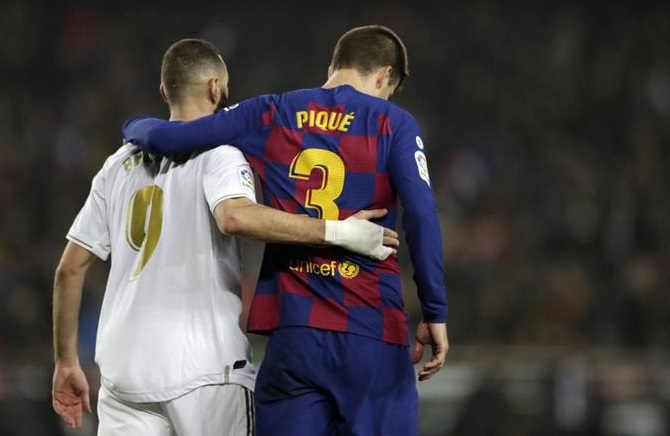 Karim Benzema y Gerard Piqué luego del partido.(Foto AP)