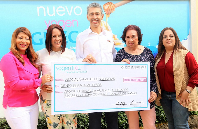 Yogen Früz entrega donativo a Mujeres Solidarias para lucha contra cáncer de mamá.
