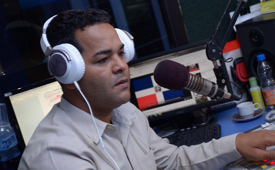 El periodista y locutor Joel A. Sánchez (Alison Joel) en la emisora Independencia FM.