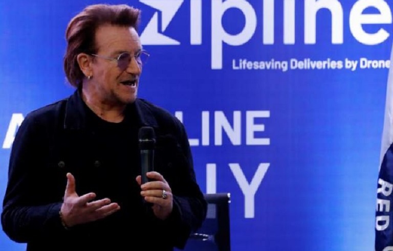 Bono apadrinó este martes en Manila programa para repartir medicina y donaciones.